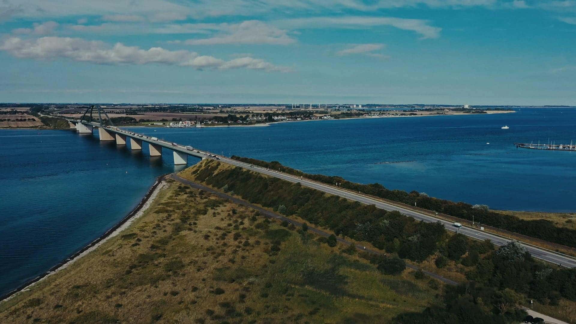 Luftaufnahme der Fehmarnsundbrücke über der Ostsee zur Sonneninsel Fehmarn
