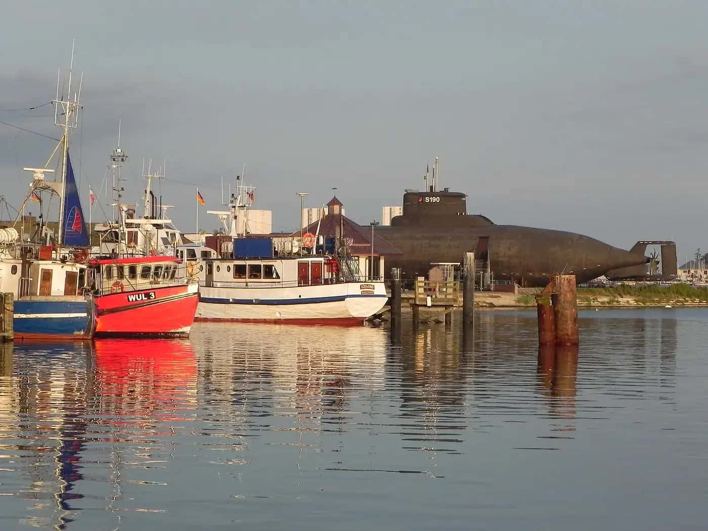 Hafen von Burgstaaken mit dem Museums-U-Boot U-11