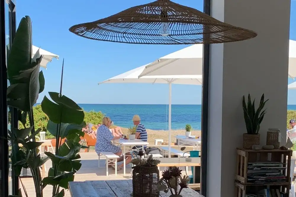 Ahoi-Camp-Fehmarn_Terrasse-mit-Meeblick_1_ergebnis