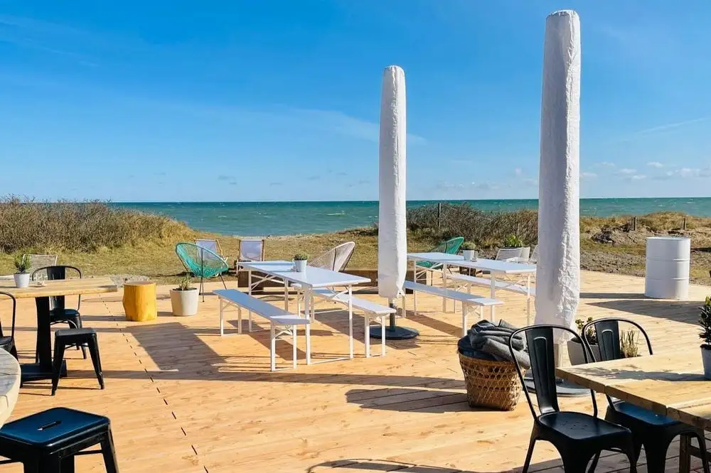 Ahoi-Camp-Fehmarn_Terrasse-mit-Meerblick_2_ergebnis