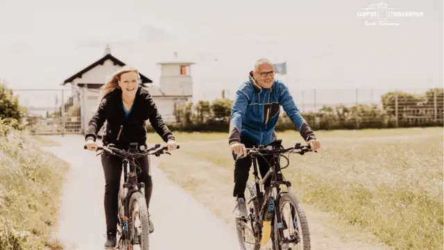 Camping Strukkamphuk_Leuchtturm Strukkamphuk_Radtour_Foto Melina Walizcek_komprimiert