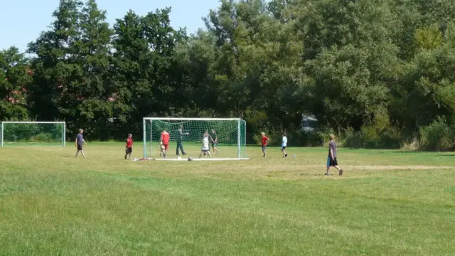 Campingplatz-am-niobe-Fussball-auf-der-Spielwiese