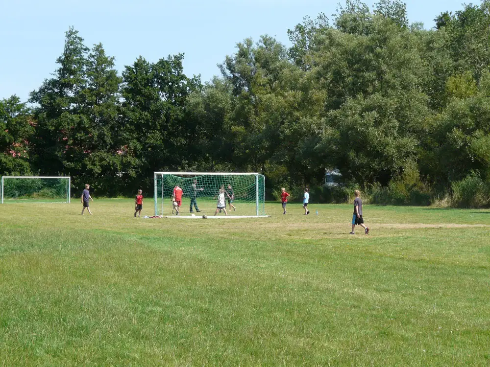 Campingplatz-am-niobe-Fussball-auf-der-Spielwiese