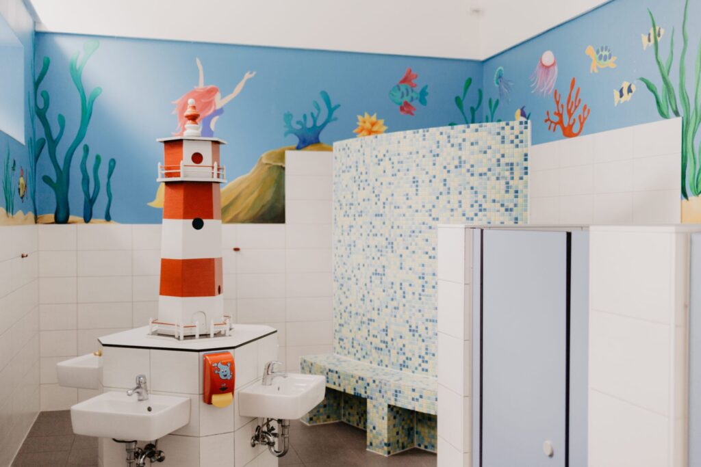 Sanitaer-modernCamping-Strukkamphuk_Foto-Melina-Waliczek-2-scaled