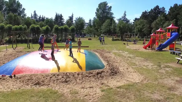 Spielplatz-mit-Huepf-und-Turm